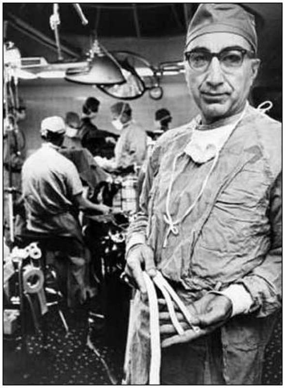 První karotickou endarterektomii provedl Michael DeBakey v roce 1953 v Methodist Hospital v Houstonu (Texas).