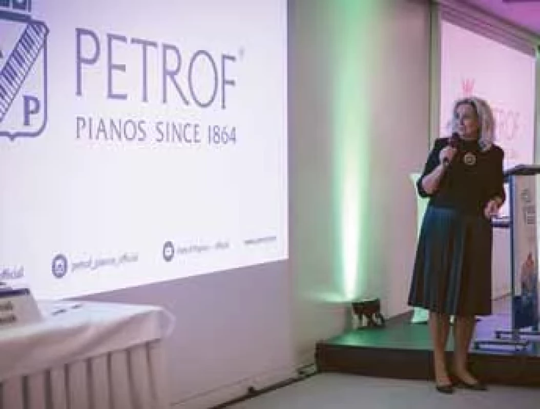 Mgr. Zuzana Petrof Ceralová, jednatelka fi rmy Petrof, při své prezentaci popisující historii a současnosti fi rmy, která se zaměřuje na výrobu pian.