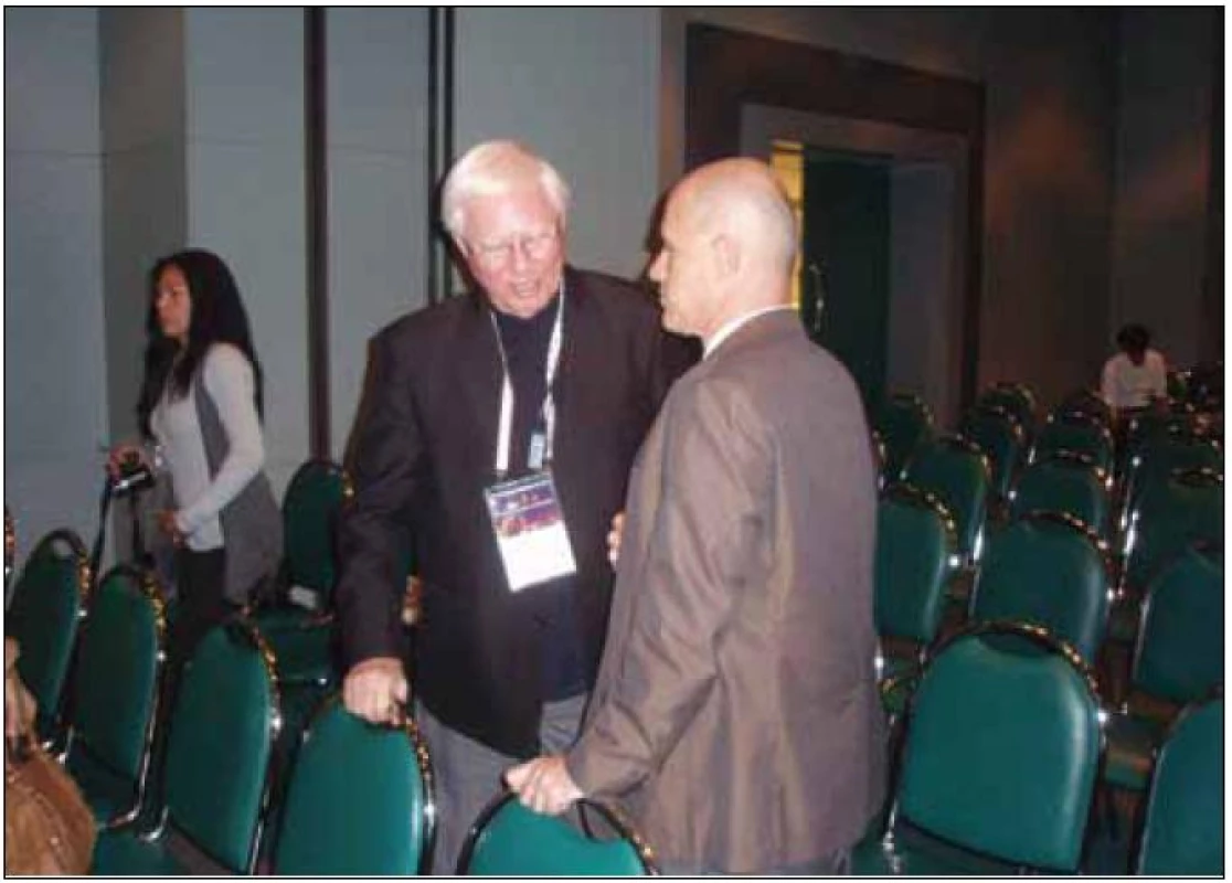 Prof. John Steele (vlevo) diskutuje současnou klasifikaci parkinsonských syndromů s prof. Carlem Colosimem po své přelomové přednášce během světového neurologického kongresu v Bangkoku v říjnu 2009.
&lt;sup&gt;©&lt;/sup&gt;foto Petr Kaňovský