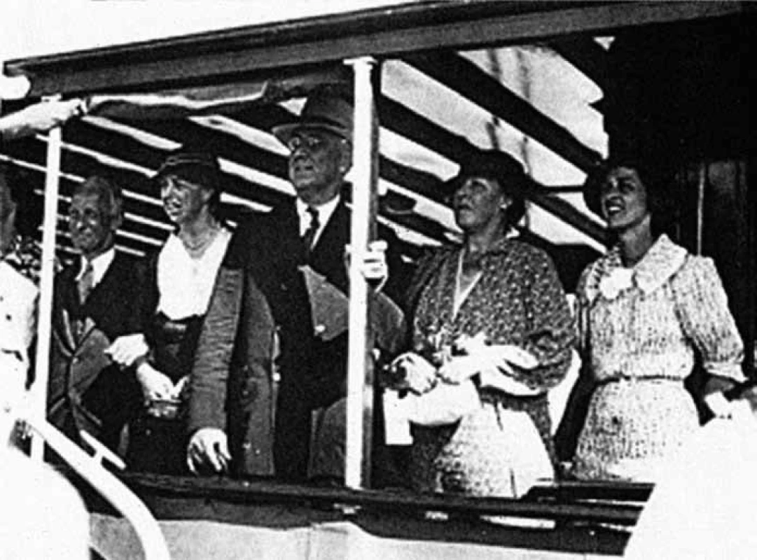 Pověstná fotografie dvou velkých mužů. Zleva: Harvey Cushing, Eleanor Roosevelt, Franklin D. Roosevelt, Kate Cushing a Betsey Cushing Roosevelt.